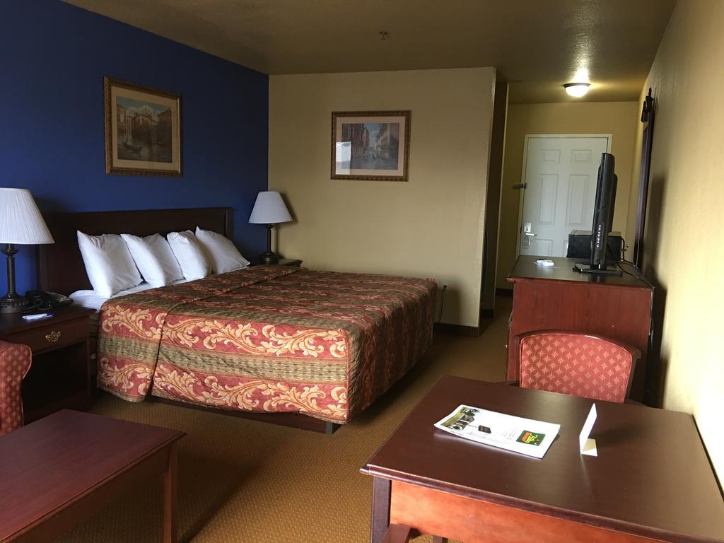 Econo Lodge Inn & Suites Greenbrier Exteriör bild