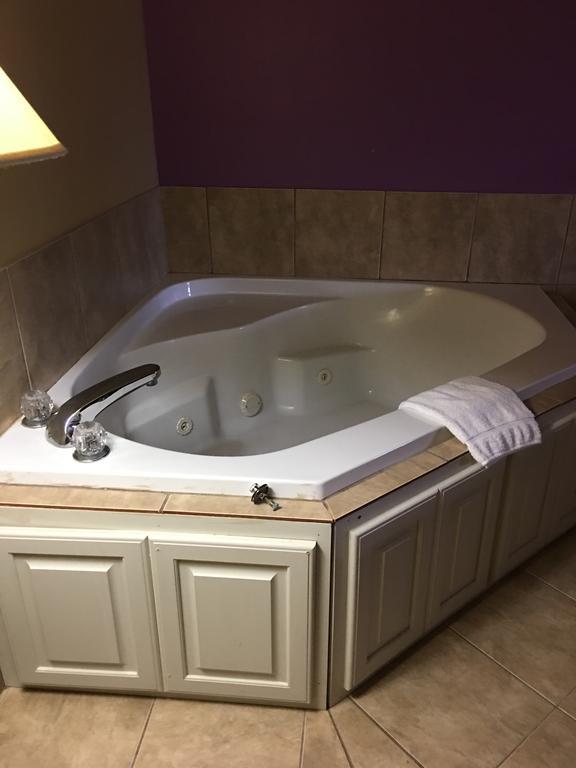 Econo Lodge Inn & Suites Greenbrier Exteriör bild