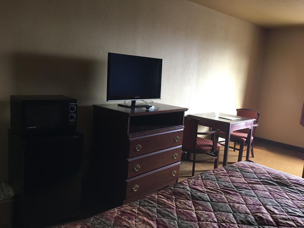 Econo Lodge Inn & Suites Greenbrier Exteriör bild