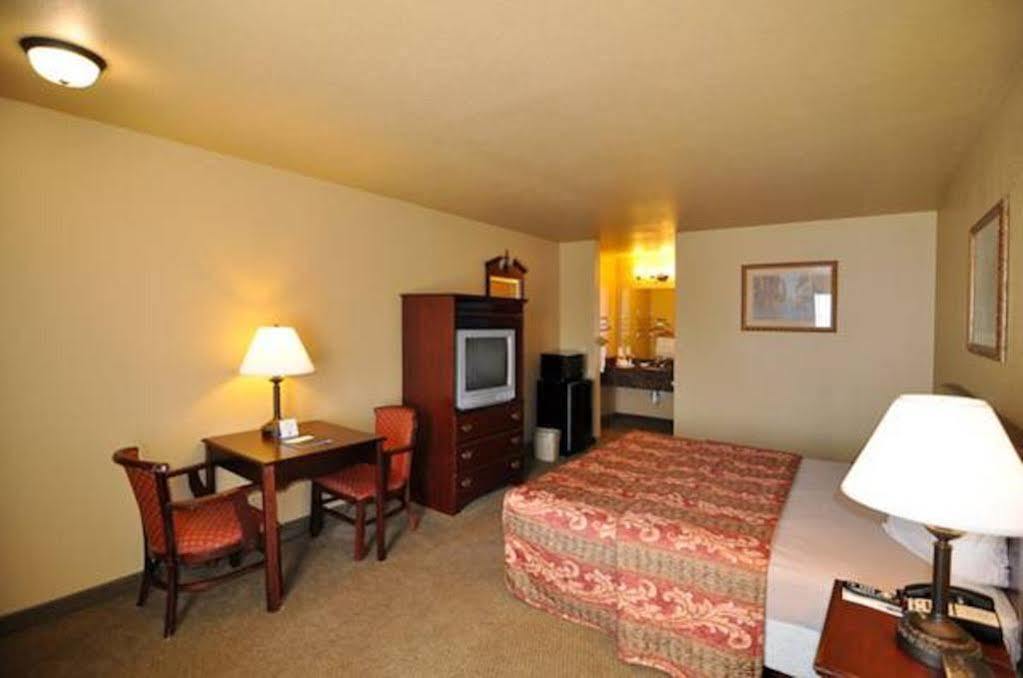 Econo Lodge Inn & Suites Greenbrier Exteriör bild